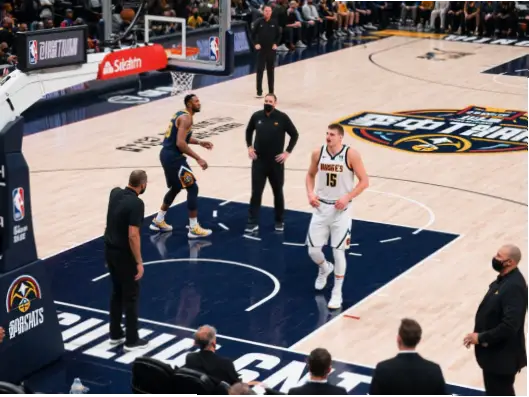 在篮球迷热议的NBA季中赛冠军话题中